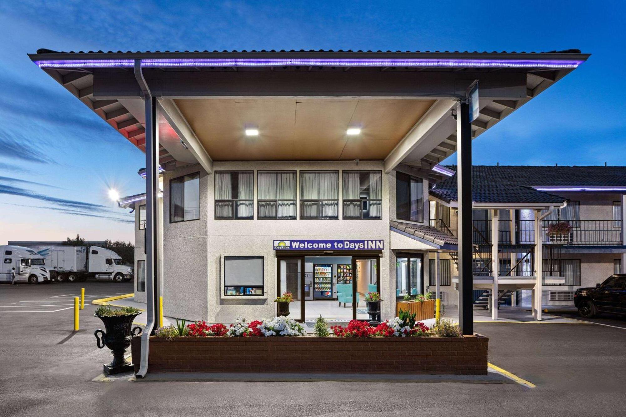 Days Inn By Wyndham Lakewood South Tacoma Kültér fotó
